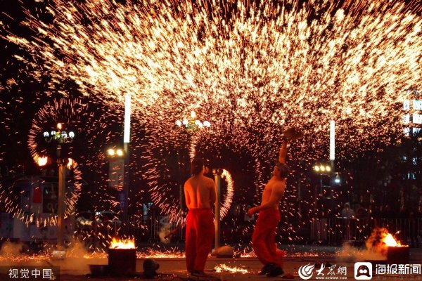 诚利和 江苏盐城：非遗传承人为市民表演打铁花