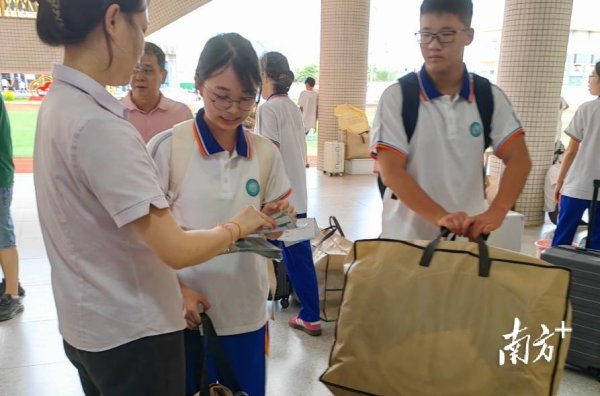 数魅优配 开学季，农行为茂名学子送去“金融知识第一课”